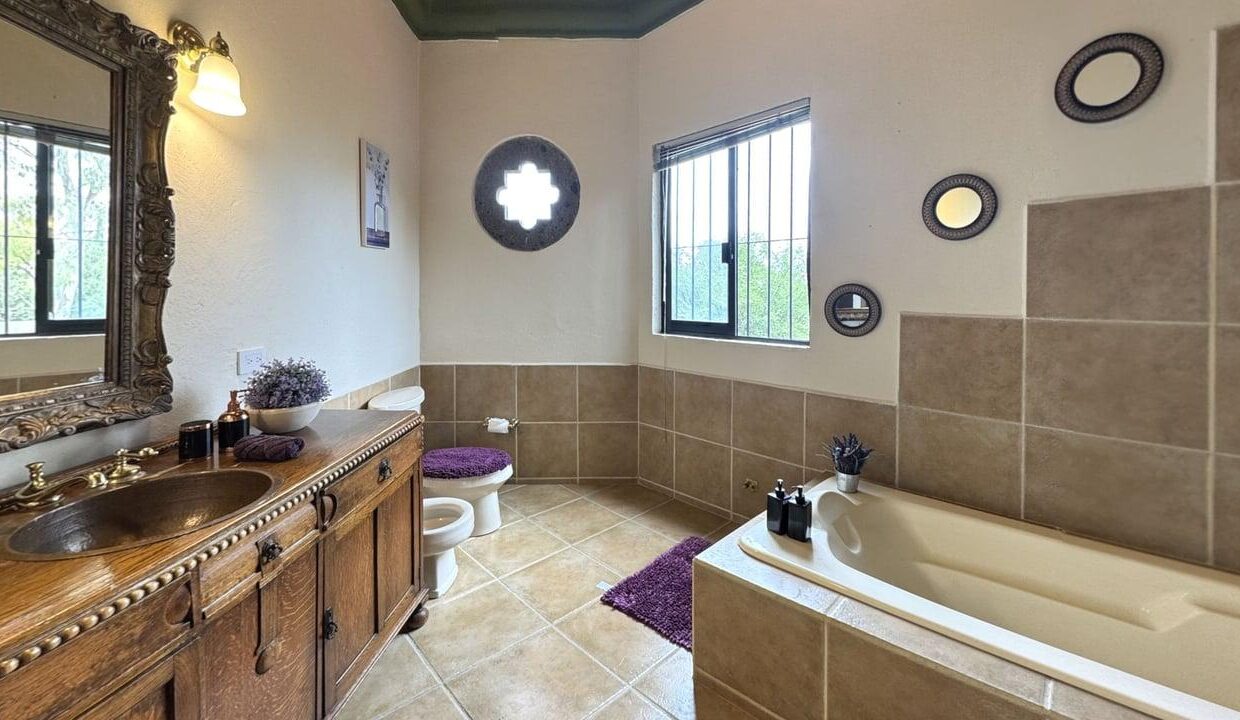 Casa-de-la-Via-Bathroom 1